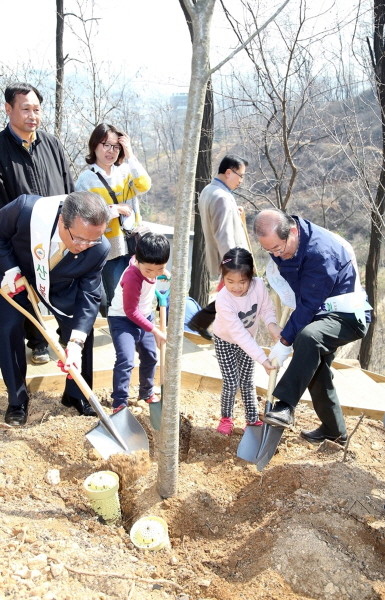 [포토] 박홍섭 구청장, 성미산 산책로 나무심기 행사 참석