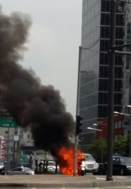 오토바이 화재.. 서울시내 한복판 신호대기 중에