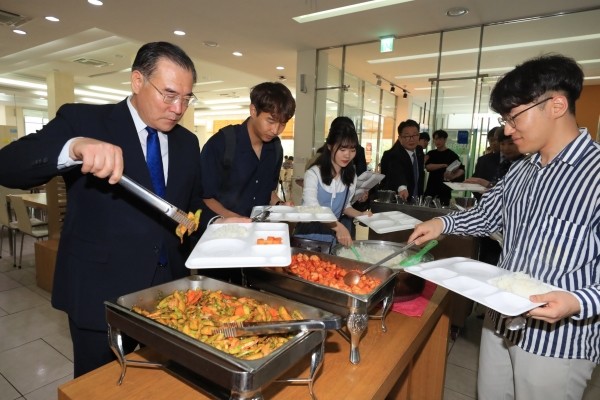 이개호 농림축산식품부 장관이 17일 전남대학교에서 열린 \'천원의 아침밥\' 캠페인에 참석했다.