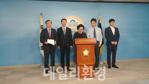 왼쪽부터 강효상의원, 김건 위원장, 최종호 대표, 고홍윤 팀장, 가운데 이순임 전 위원장