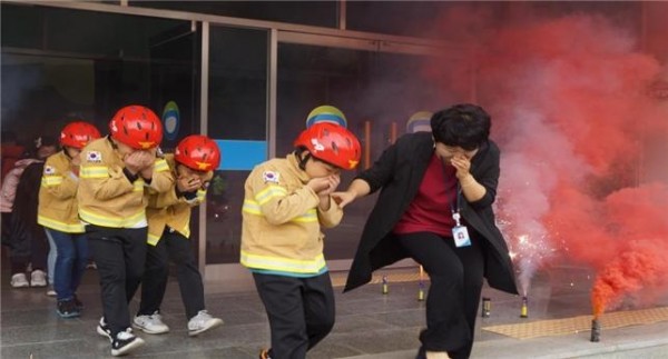 지난 5월 30일 전라북도 정읍환경사랑홍보교육관에서 열린 을지태극연습 국민체험훈련에서 한국환경공단 직원이 어린이들과 함께 화재발생 대피 훈련을 하고 있다.