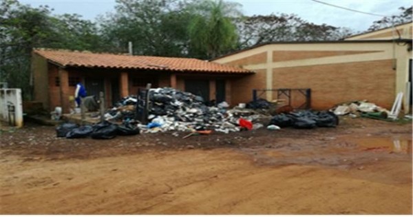 파라과이 마리아노 로케 알론소시지역내 의료폐기물이 일반폐기물과 별도의 분리없이 배출된 모습(사진:한국환경공단)