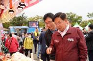 [포토] 새우젓도 맛보고, 사람도 만나고… 마포나루 새우젓축제 현장 속으로