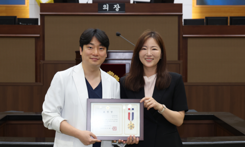 윤영희  시의원, ‘친절한홍한의원 재택의료센터’ 의료진 12명에 의장표창 수여