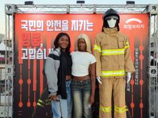 희망브리지, 그을음 밴 방화복 입어본 시민들… 노들섬 ‘빛섬축제’ 달군 소방관 응원 행렬