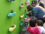 마포구, 페트병으로 담장 꾸며 친환경 자원보호 중요성 일깨워