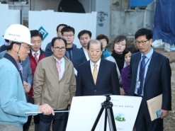 [포토]마포 구청장, 책거리 조성사업 현장 및 경의선숲길공원 신수동 구간 공사현장 방문