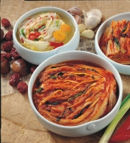 aT, 배추, 고춧가루는 가격 하락, 깐마늘과 새우젓은 상승