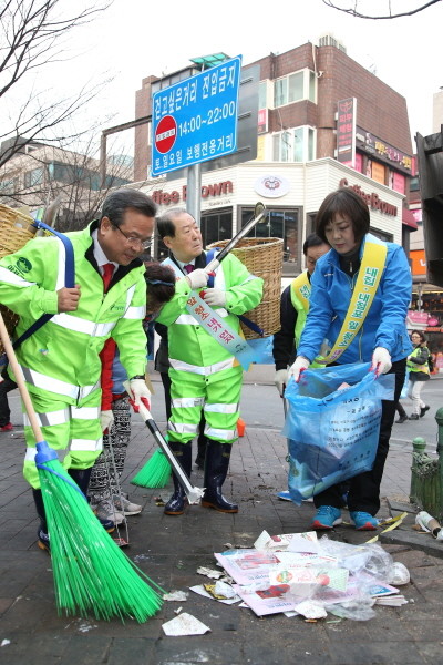 [마포구 포토] 박홍섭 구청장, 봄맞이 홍대앞 환경대청소