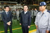 이기권 고용노동부 장관, 한국지엠 방문.. 노사 협력 모범 사례 격려