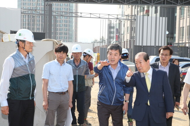 [마포구 포토] 박홍섭 구청장, 서교경관광장 및 경의선 책의거리 현장방문