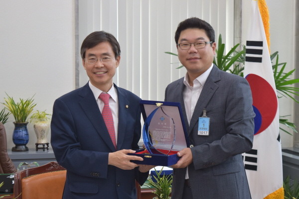 조경태 의원, 청년창업가협회에서 감사패 받아