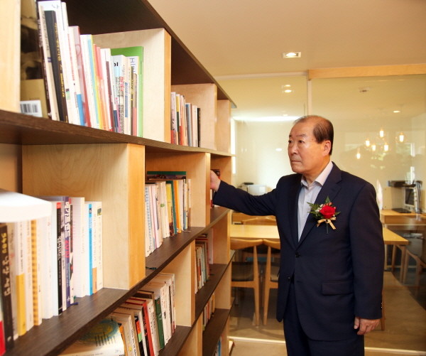 마포구, 북카페서 손자와 함께 환경쉼터독서
