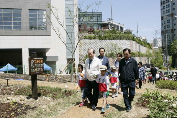 박홍섭 구청장, 지역어린이들과 함께하는 꽃심기 환경행사