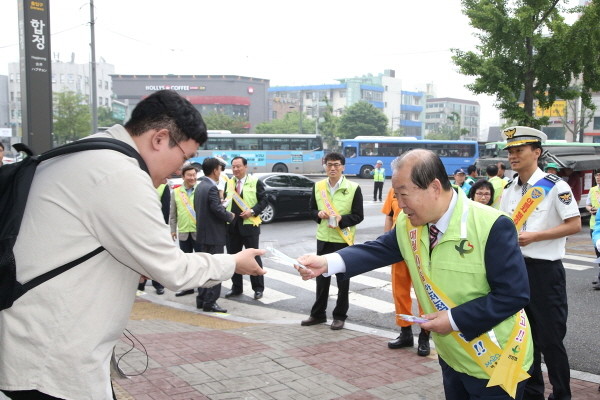 마포구청장, 안전환경점검의 날 합동캠페인 참석