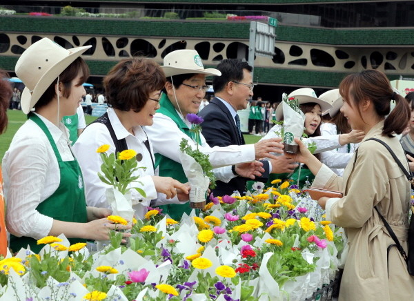 스타벅스, 서울시와 꽃으로 피다 친환경 캠페인