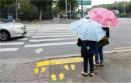 동대문구, 초등학교 횡단보도 ‘노란발자국’ 설치