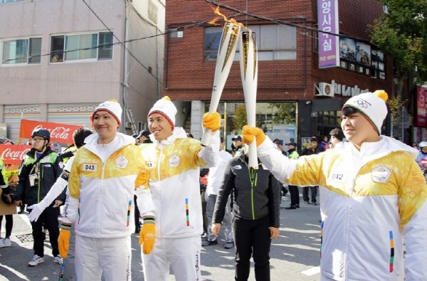 [코카콜라 사진-차두리 신영록] 느린 걸음에 담긴 감동의 성화봉송