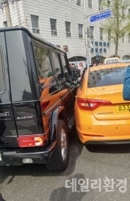 벤츠 G클래스 와 택시쏘나타 접촉사고...  벤츠 G클래스 참패