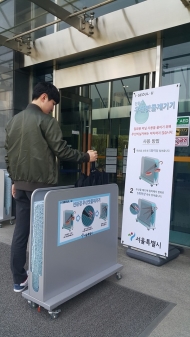 서울시, 내달부터 공공청사·지하철역사 우산비닐커버 퇴출