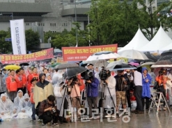 전국 소상공인, 우천 상황에도 최저임금 항의 집회 강행