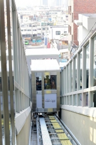 용산구 해방촌 주택가에 15인승 승강기 설치