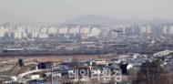 [스페셜 리포트] 수원 전투비행장 이전 문제로 주민들만 鯨戰蝦死 지경