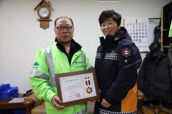 강북구 환경미화원, 하트세이버 인증서 수여