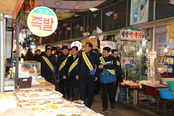 유동균 마포구청장, 설맞이 전통시장 방문