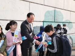 마포구청장,   '초등학교 교통안전 캠페인' 참여