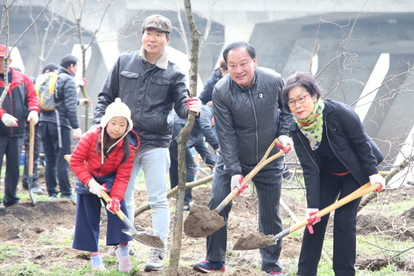 마포구청장, 한강공원서 주민들과 함께 나무심기