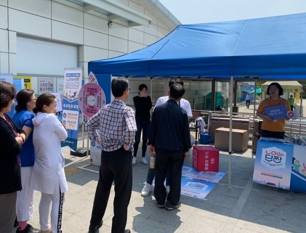 식품의약품안전처 고속도로 휴게소 찾아가는 단짠홍보단이 14일, 15일 충주휴게소(양평방향) 오창휴게소(통영방향)에서 캠페인을 진행 중이다. (이미지:식품의약품안전처 나트륨당류줄이기 페이스북페이지)