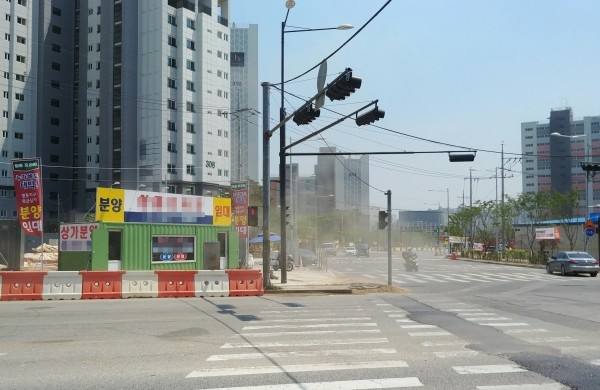 서울시 구로구 항동 아파트 단지 일대가 비산먼지(공사장 등에서 일정한 배출구를 거치지 않고 대기 중으로 직접 배출되는 먼지)로 뿌옇게 덮여 있다. ⓒ데일리환경