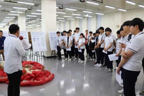 정석항공과학고등학교 학생들이 초경량비행장치 시연에 대한 설명을 듣고 있다