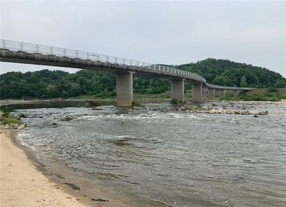 미호천 보행교 아래