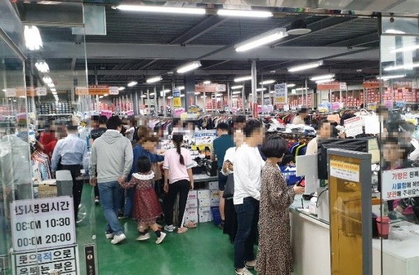 지난 22일 경기도 용인시 기흥구 고매동 소재 CP몰 기흥점 모습. ‘NO재팬’ 운동에 상관없이 많은 사람들로 북적이고 있다.