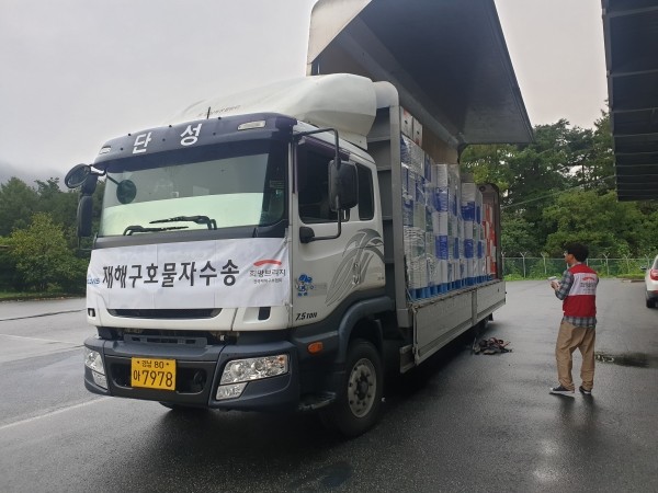 희망브리지 전국재해구호협회 관계자가 함양재해구호물류센터에서 재해구호물자