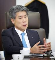 노조 '출근저지 투쟁' 종료...윤종원 행장 27일만에 공식 취임