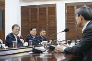 문 대통령 "부산, 세계 최고 전기차 부품생산지로 도약할 것"