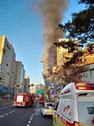 신촌 오피스텔 건설현장 화재…