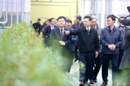 [포토]농식품부 김현수 장관, 화훼소비 감소에 따른 농가 점검