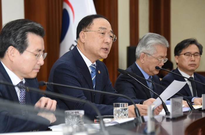 홍남기 "코로나19 지나친 공포 경계해야"