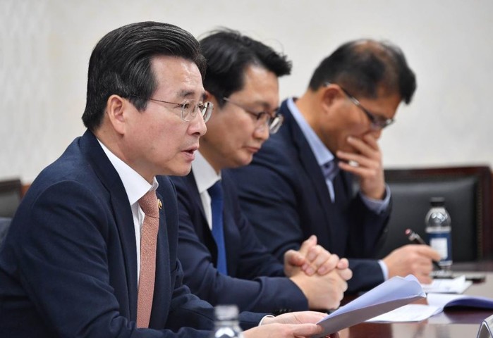 정부 "환율 쏠림, 비상계획따라 신속 대응 "