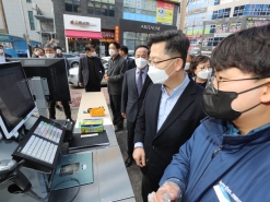 농협 하나로마트 마스크 공적물량  및 판매 현황 점검...농식품부 김현수 장관