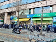 국민들은 아직도 마스크가 필요하다...