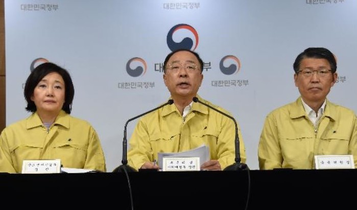 무너지는 증시...정부, "주식시장에 안전판 만들겠다"