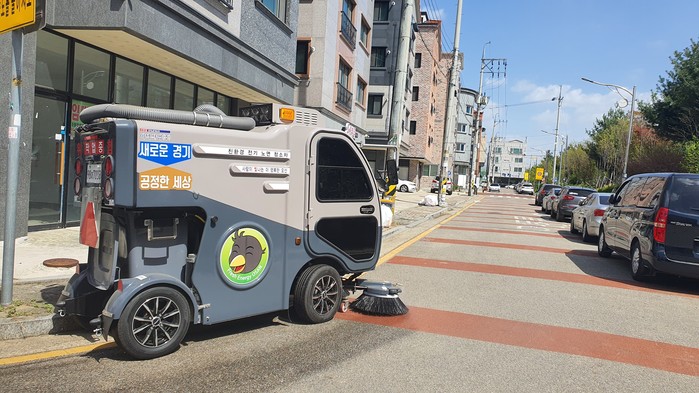 이재명지사 소형 도로청소차로 주택가... 골목길도 미세먼지 제거 책임진다