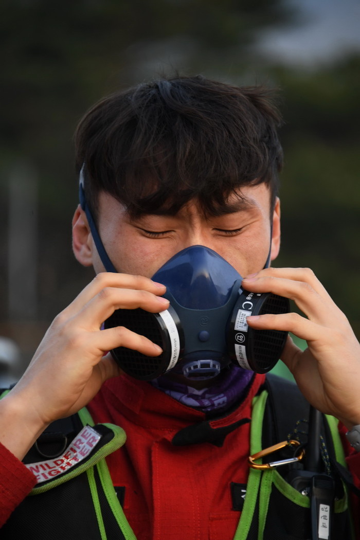 [산림청포토뉴스] 강원 고성 산불.....화마와의 사투로 지친 이런대원분들 감사합니다
