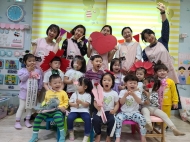 부영그룹, 스승의 날 맞아 보육 교사에 친환경앞치마 선물