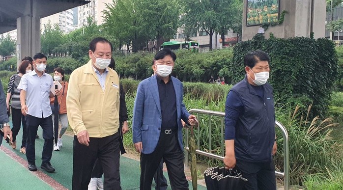 유동균 마포구청장, 홍제천 정비관련 합동 순찰